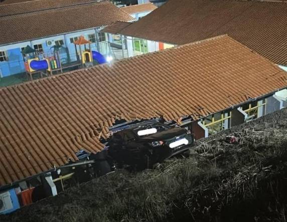 Idosa de 73 anos conduzia o veículo e foi encaminhada ao hospital para avaliação médica.