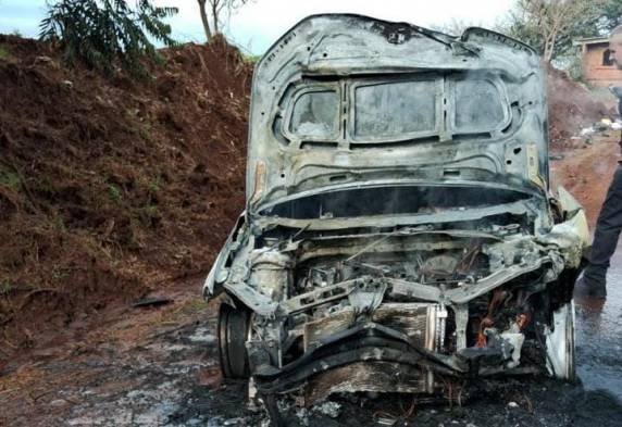 Após a batida um dos veículos incendiou