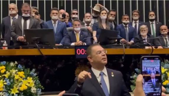 Oposicionistas e aliados do ex-presidente Jair Bolsonaro ocupam as mesas dos plenários de Câmara e Senado desde esta segunda. Presidente da Câmara, Motta marcou sessão para a noite desta quarta.