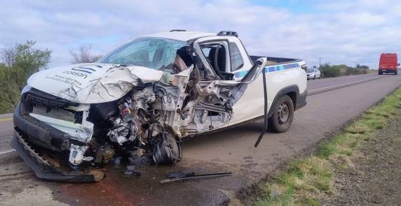 Segundo relatos ao Portal do Ferreira, a caminhonete da Corsan, que seguia de São Borja para Itaqui, invadiu a pista contrária.