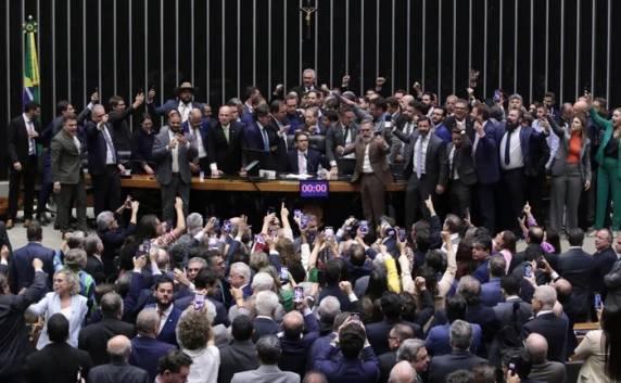 Desde terça-feira (5), parlamentares contrários à prisão domiciliar de Jair Bolsonaro ocuparam as mesas diretoras dos plenários da Câmara e do Senado e obstruíram os trabalhos