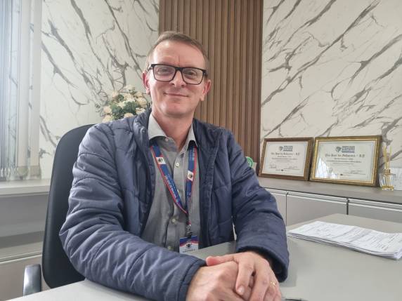 Durante a entrevista, o prefeito destacou avanços já percebidos pela comunidade, especialmente nas áreas da saúde e da educação, além de diversos projetos em andamento em benefício da população.