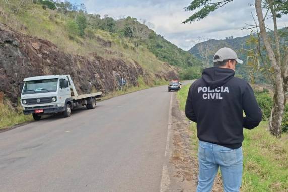Motorista da Mitsubishi L200 ficou ferido. Acidente ocorreu na manhã desta quinta-feira