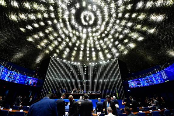 Após a oposição desocupar o plenário, matéria foi rapidamente analisada pelos parlamentares; texto segue para sanção presidencial