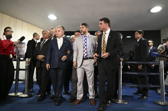 Após a oposição desocupar o plenário, matéria foi rapidamente analisada pelos parlamentares; texto segue para sanção presidencial