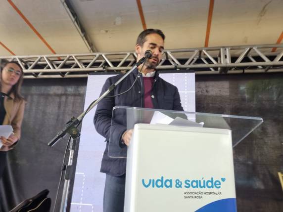 O Governador esteve acompanhado da secretária estadual da Saúde, Arita Bergmann, e do presidente do Tribunal de Justiça do Rio Grande do Sul, desembargador Alberto Delgado Neto