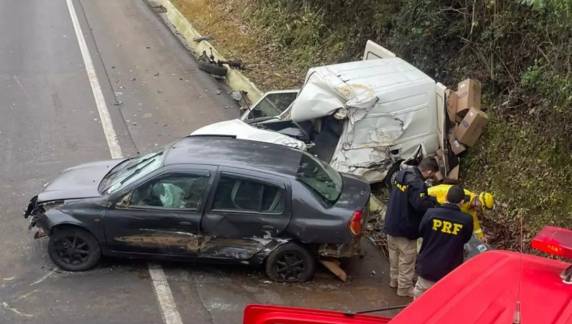 Acidente foi registrado na manhã desta sexta-feira (8); vítima fatal estava no Fiat Fiorino