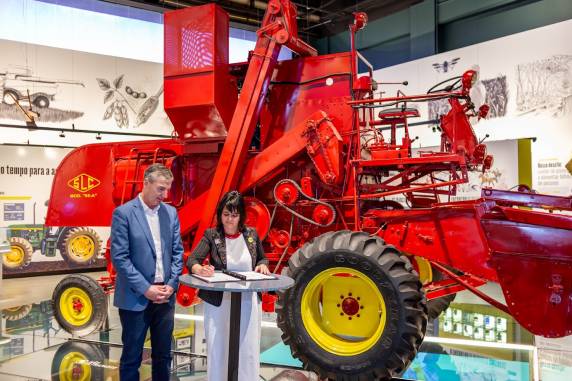 O ato contou com a presença do secretário estadual da Cultura, Eduardo Loureiro, do prefeito de Horizontina, Jones Cunha, da Diretora do Memorial, Karina Muniz Viana, e de representantes da comunidade.