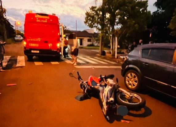 O acidente envolveu carro e moto; o condutor da moto foi socorrido pelo Corpo de Bombeiros e encaminhado ao Hospital Oswaldo Cruz.
