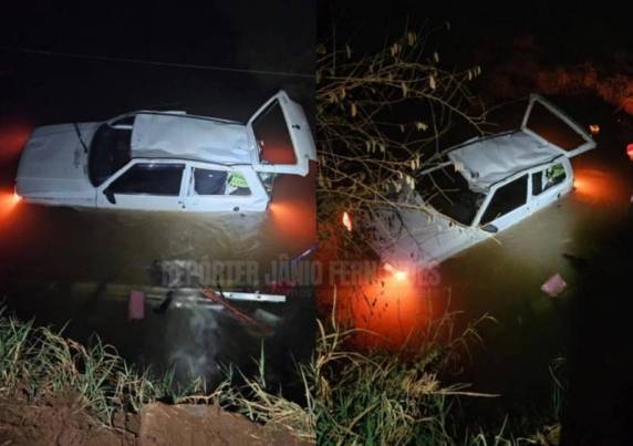 O veículo ficou parcialmente submerso nas águas do riacho.