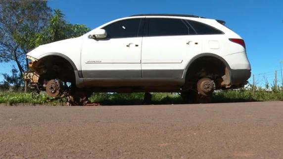 Veículos estavam estacionados há meses no mesmo local, nos bairros Vila Luiza e loteamento Leão 13