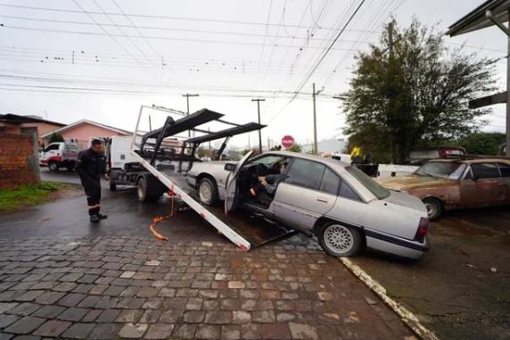 Veículos estavam estacionados há meses no mesmo local, nos bairros Vila Luiza e loteamento Leão 13