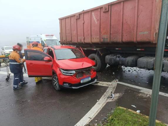 Eles estavam em um Fiat Toro que colidiu contra um caminhão-caçamba.