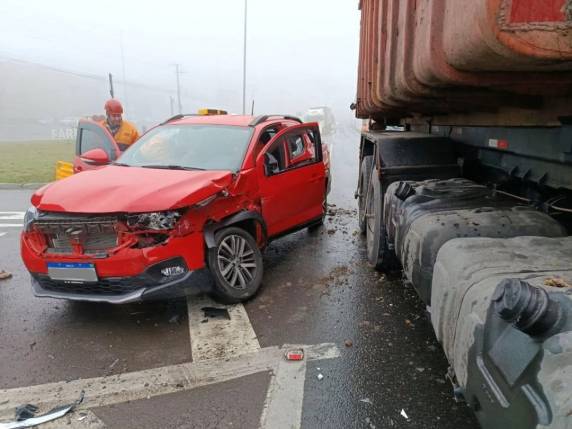 Eles estavam em um Fiat Toro que colidiu contra um caminhão-caçamba.