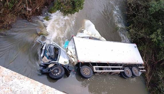 O motorista estava preso na cabine, sendo necessário o uso de técnicas de desencarceramento para sua retirada.