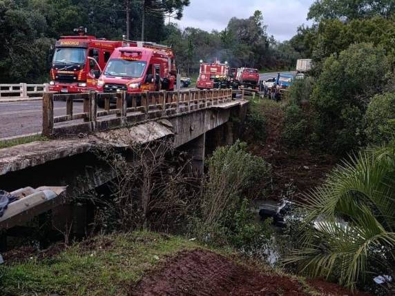 O motorista estava preso na cabine, sendo necessário o uso de técnicas de desencarceramento para sua retirada.