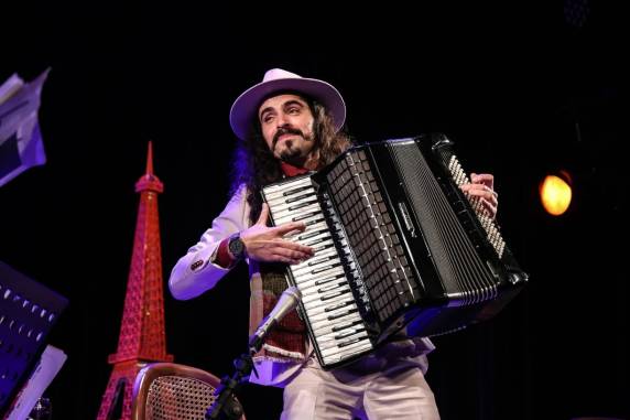 Fernando Ávila apresentará o show ''Meia-Noite em Paris'', com direito a ''telefonema'' de Emmanuel Macron
