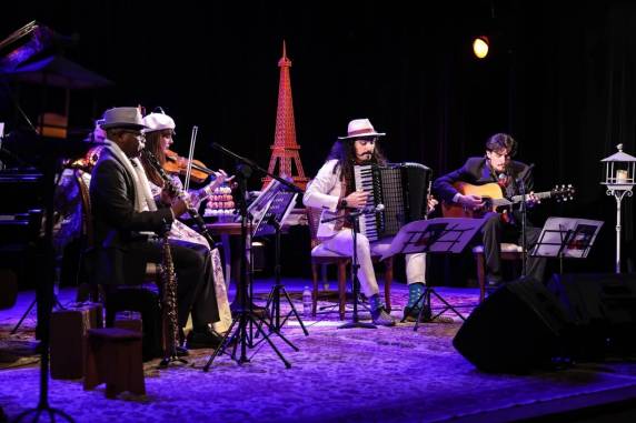 Fernando Ávila apresentará o show ''Meia-Noite em Paris'', com direito a ''telefonema'' de Emmanuel Macron