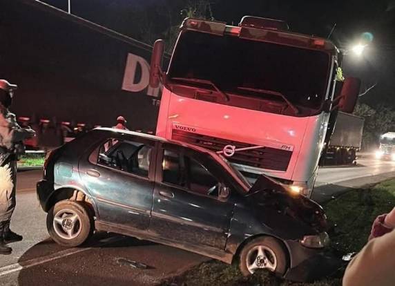 Após o impacto, os dois veículos saíram da pista, ficando parcialmente imobilizados sobre a via.