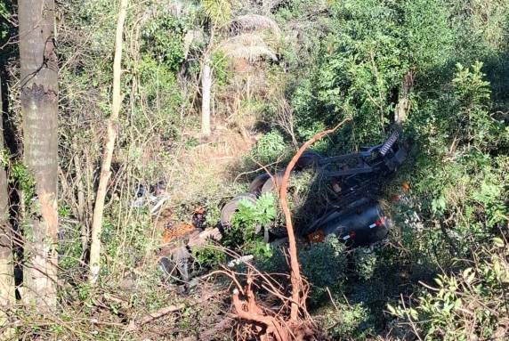 Após a colisão, o caminhão saiu da pista, caiu em um riacho e o motorista morreu no local. O automóvel Onix também saiu da pista, parando em meio a árvores às margens da rodovia.