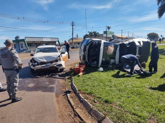 As vítimas receberam atendimento no local e foram encaminhadas para avaliação médica.