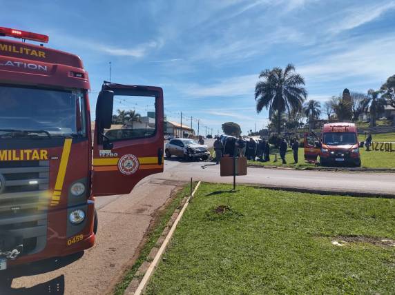 As vítimas receberam atendimento no local e foram encaminhadas para avaliação médica.