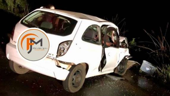 Com o impacto, os dois veículos sofreram danos de grande monta.