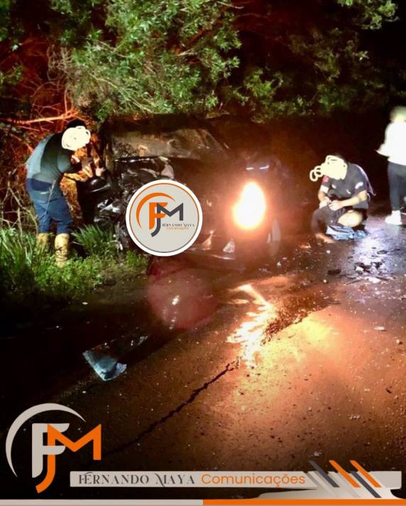 Com o impacto, os dois veículos sofreram danos de grande monta.