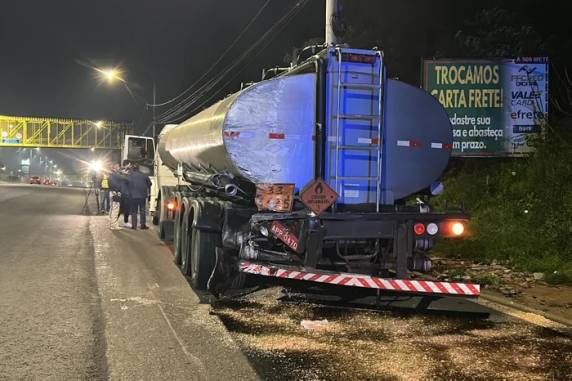 Motorista teria dormido ao volante e atingido a traseira de outro veículo que estava parado no acostamento
