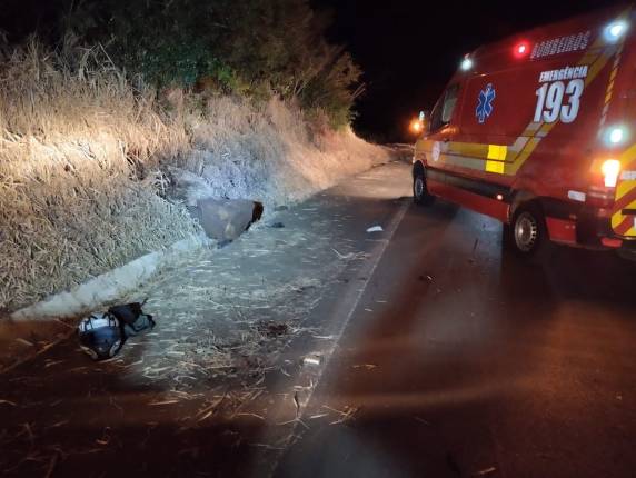 Jovem de 20 anos pilotava o veículo e sofreu acidente na noite desta quarta-feira.