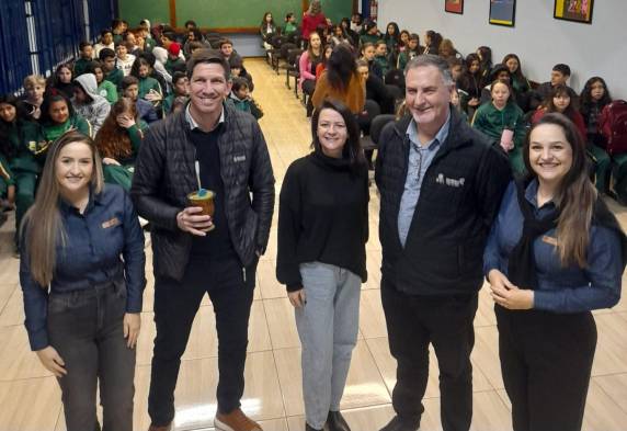 A atividade reuniu cerca de 87 alunos, do 6º ao 9º ano, e teve como objetivo despertar a importância do planejamento financeiro desde cedo e a consciência sobre o futuro. Durante o encontro, os estudantes aprenderam sobre como pequenos gastos diários podem impactar as finanças ao longo do tempo, além de refletirem sobre a influência das mídias sociais no consumo.