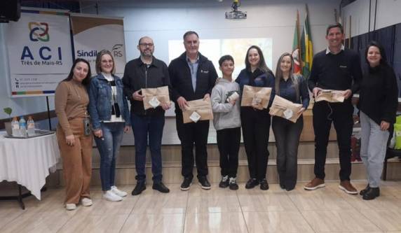 A atividade reuniu cerca de 87 alunos, do 6º ao 9º ano, e teve como objetivo despertar a importância do planejamento financeiro desde cedo e a consciência sobre o futuro. Durante o encontro, os estudantes aprenderam sobre como pequenos gastos diários podem impactar as finanças ao longo do tempo, além de refletirem sobre a influência das mídias sociais no consumo.