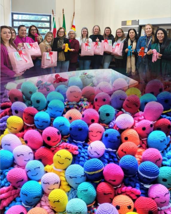 Os polvos, confeccionados cuidadosamente à mão, foram inspirados em um projeto que utiliza os tentáculos para simular o cordão umbilical