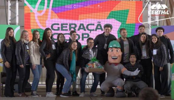 Jovens aprendizes das cooperativas Certhil, Cooper Dom Hermeto, Unimed e Sicredi Confiança foram premiados.