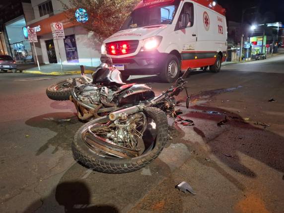 O condutor da moto sofreu ferimentos e foi socorrido pelo Serviço de Atendimento Móvel de Urgência (SAMU), sendo encaminhado ao Hospital de Clínicas Ijuí.