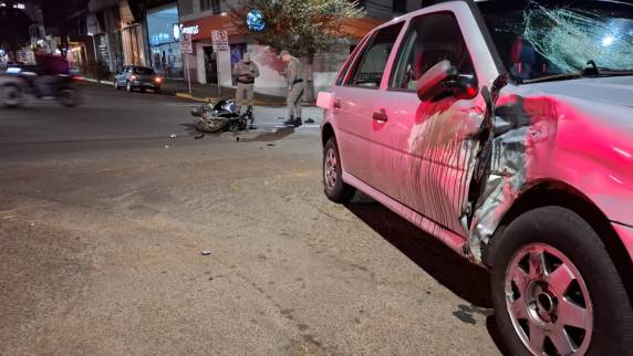 O condutor da moto sofreu ferimentos e foi socorrido pelo Serviço de Atendimento Móvel de Urgência (SAMU), sendo encaminhado ao Hospital de Clínicas Ijuí.