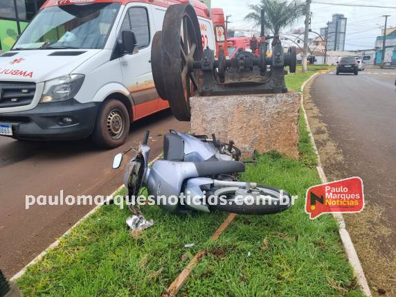 O homem colidiu a moto contra o Monumento ao Imigrante, localizado no canteiro central da Avenida Senador Alberto Pasqualini.