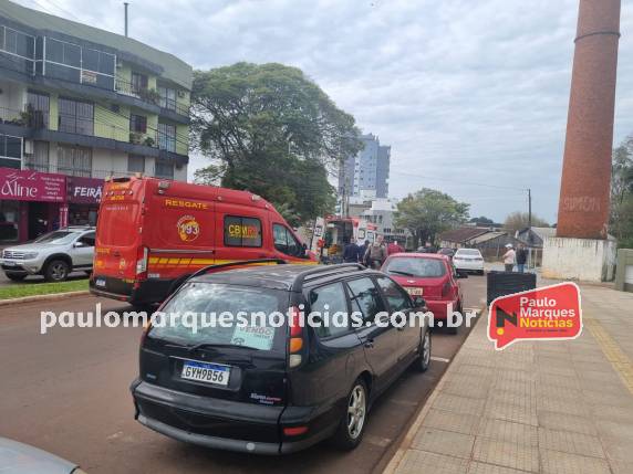 O homem colidiu a moto contra o Monumento ao Imigrante, localizado no canteiro central da Avenida Senador Alberto Pasqualini.