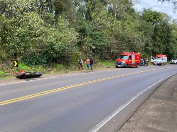 O condutor da moto perdeu oc ontrole em uma curva da rodovia