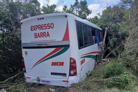 Segundo o Comando Rodoviário da Brigada Militar, a vítima fatal é o motorista do carro, que colidiu com o ônibus