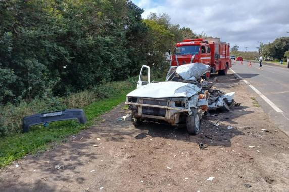 Segundo o Comando Rodoviário da Brigada Militar, a vítima fatal é o motorista do carro, que colidiu com o ônibus