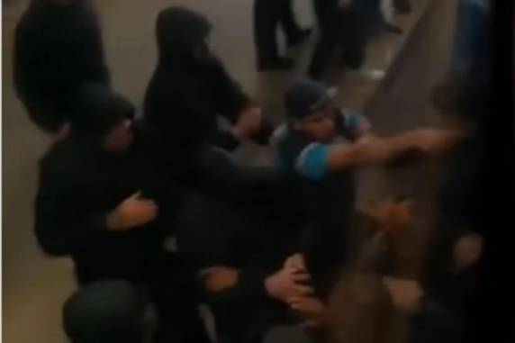 Ônibus da delegação foi cercado e danificado nas dependências do aeroporto; um segurança acabou agredido