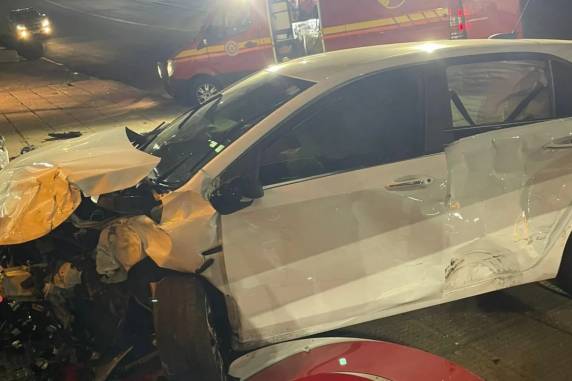 Com o impacto, veículos foram parar na calçada e atingiram um estabelecimento que fica no local