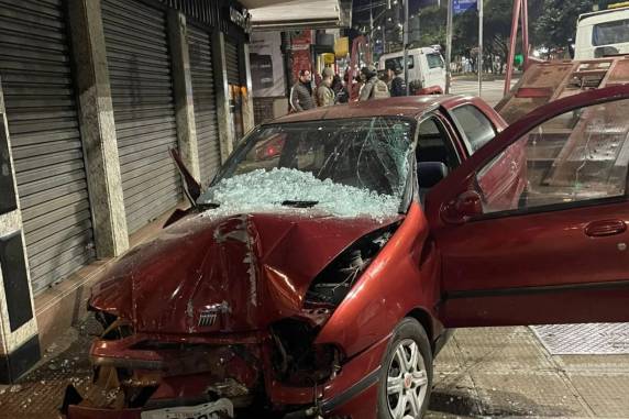 Com o impacto, veículos foram parar na calçada e atingiram um estabelecimento que fica no local