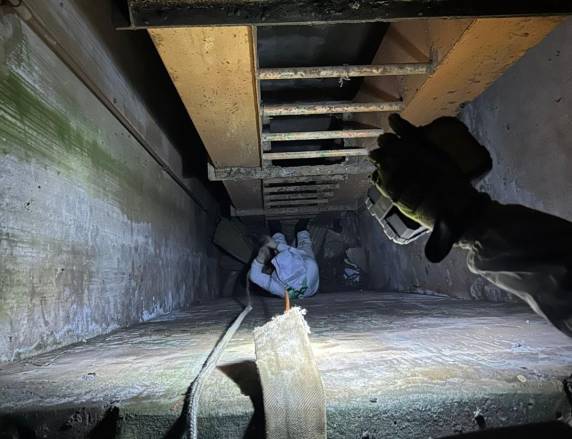 Utilizando técnicas de resgate vertical e uma linha de vida, a equipe conseguiu acessar o interior do fosso e retirar o animal com sucesso.