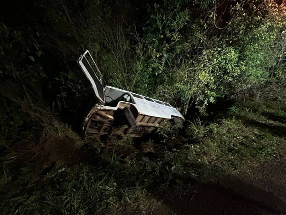 O veículo era ocupado pelo motorista e seis passageiros, sendo três adultos e três crianças.