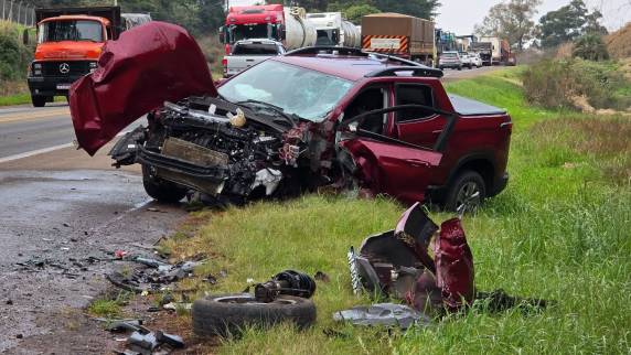 A colisão envolveu um caminhão Scania R400, com placas de Cunha Porã, em Santa Catarina, de uma empresa de transportes, e uma Fiat Toro Freedom vermelha, com placas de Carazinho.