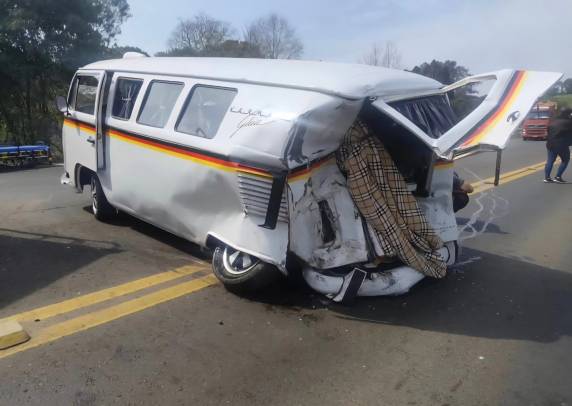 Colisão entre Kombi e Jeep Compass deixa três pessoas feridas