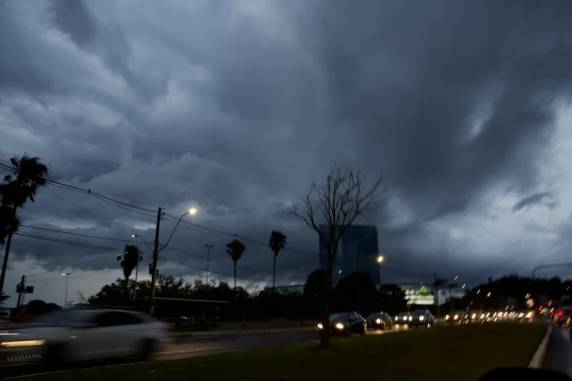 Inmet, Defesa Civil do Estado e Climatempo estão com avisos indicando perigo para ocorrência de tempestade e rajadas de vento