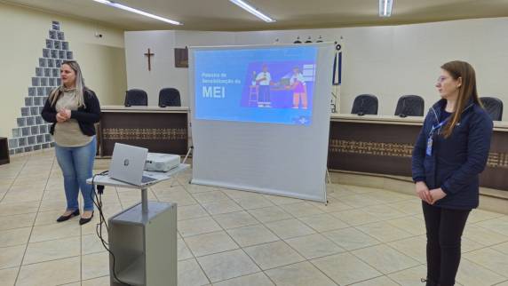 O encontro foi realizado na Câmara de Vereadores e reuniu empresários e trabalhadores interessados em conhecer mais sobre a formalização de seus negócios.